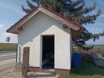Samostatně stojící dům s výhledem na lesnaté svahy, ve který
