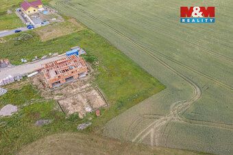 Prodej stavebního pozemku 1 015 m² v klidné části obce Dříte