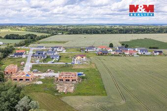 Prodej stavebního pozemku 1 015 m² v klidné části obce Dříte