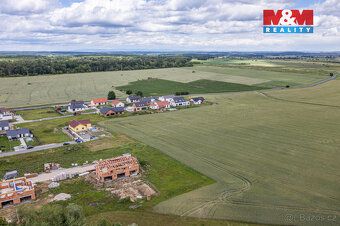 Prodej stavebního pozemku 1 015 m² v klidné části obce Dříte