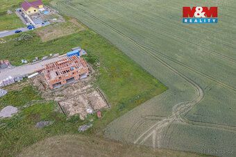 Prodej stavebního pozemku 1 015 m² v klidné části obce Dříte