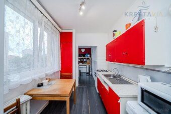 Tento prostorný družstevní byt 4+1 o rozloze 70 m2 nabízí př