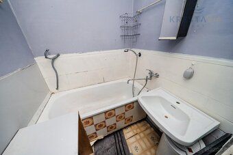 Tento prostorný družstevní byt 4+1 o rozloze 70 m2 nabízí př