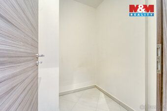 Nabízíme k prodeji světlý a velmi dobře dispozičně řešený by