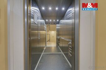 Nabízíme k prodeji světlý a velmi dobře dispozičně řešený by