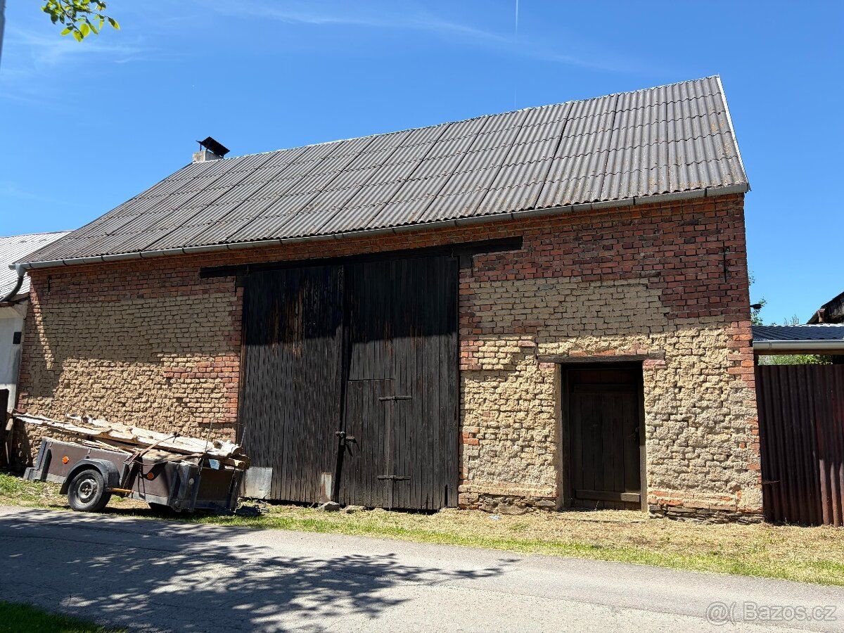 Nabízíme k prodeji samostatně stojící stodolu v osobním vlas
