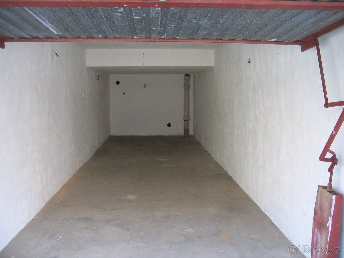 Řadová dvougaráž o rozměrech 2,7 m x 9,9 m s nepřipojenou el