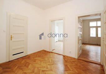 Nabízíme k pronájmu prostorný byt o dispozici 2+1, 77m2 + ba