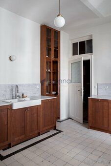 Nabízíme k pronájmu prostorný byt 3+1, o ploše 106m², ve 3. 