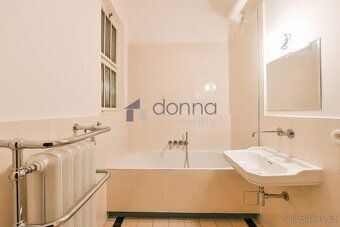 Nabízíme k pronájmu prostorný byt 3+1, o ploše 106m², ve 3. 
