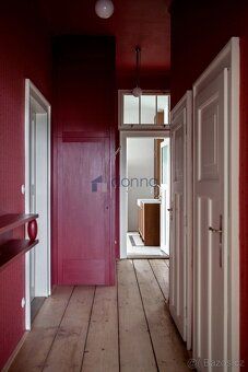 Nabízíme k pronájmu prostorný byt 3+1, o ploše 106m², ve 3. 