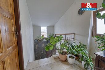 Nabízíme k prodeji prostorný rodinný dům o dispozici 4+kk a 