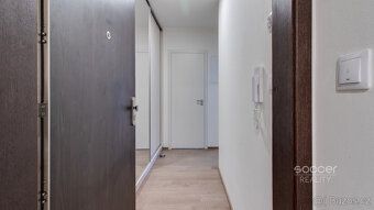 Zprostředkujeme vám pronájem nadstandardního bytu 1+kk s bal