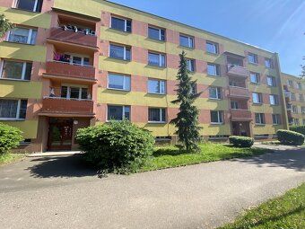 Hledáte příjemné bydlení v klidné lokalitě plné zeleně? Nabí
