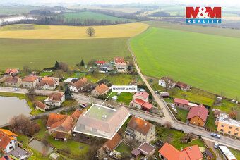 Na okraji malebné obce Dobříkov nabízíme pozemek se samostat