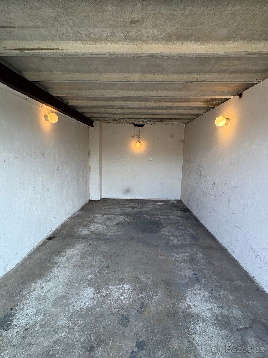 Zděná, čistá garáž 18 m2, světlo, elektřina, dvojí zamykání.