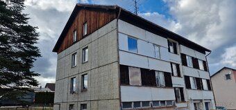 Byt se nachází v bytovem domě na sídlišti a je částečně zrek