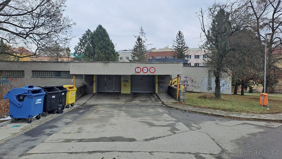 Nabízím k pronájmu garážové stání o ploše cca 18 m2 ve dvojg
