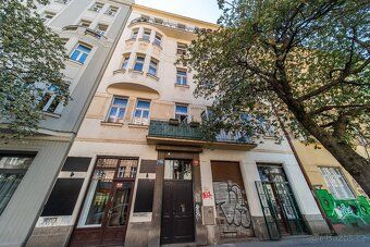 byt po rekonstrukci, včetně pračky, ledničky a vybavení. Ve 