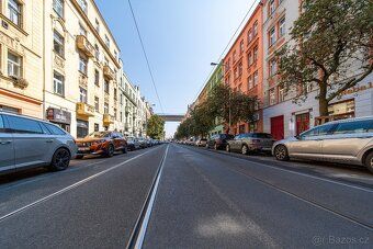 byt po rekonstrukci, včetně pračky, ledničky a vybavení. Ve 