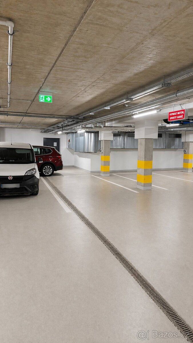 Nabízíme k pronájmu prostorné parkovací stání o velikosti 18