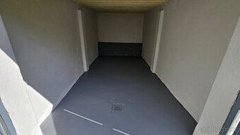 Nabízíme k pronájmu prostorné parkovací stání o velikosti 18