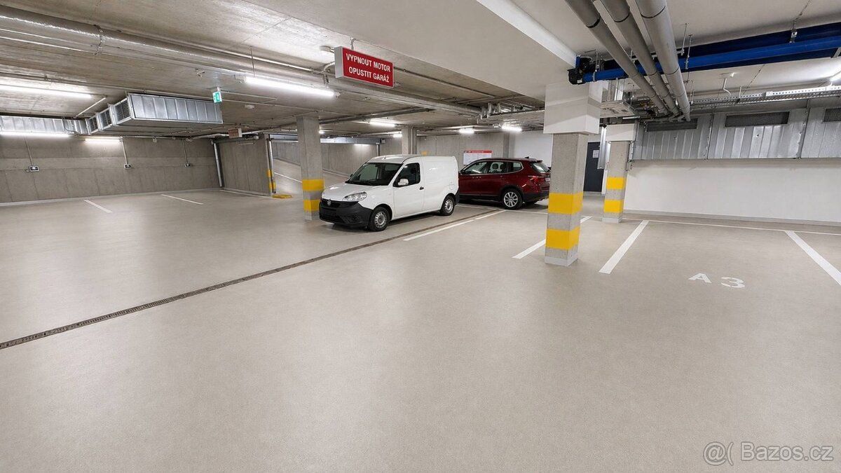 Nabízíme k pronájmu prostorné parkovací stání o velikosti 18
