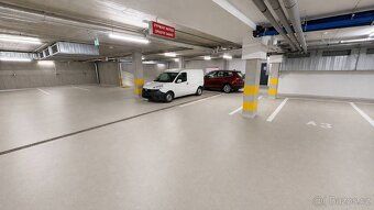 Nabízíme k pronájmu prostorné parkovací stání o velikosti 18