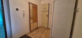Nabízím k pronájmu zařízený byt 1+1 ve 2. podlaží bytového d