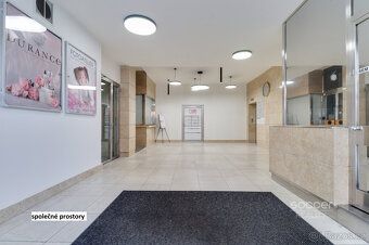 Pronájem tří reprezentativních kanceláří s prosklenou vstupn