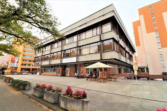 Pronájem tří reprezentativních kanceláří s prosklenou vstupn