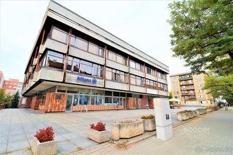 Pronájem tří reprezentativních kanceláří s prosklenou vstupn