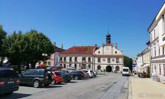 Prostorný byt v nájemním zděném domě u náměstí v Nových Hrad