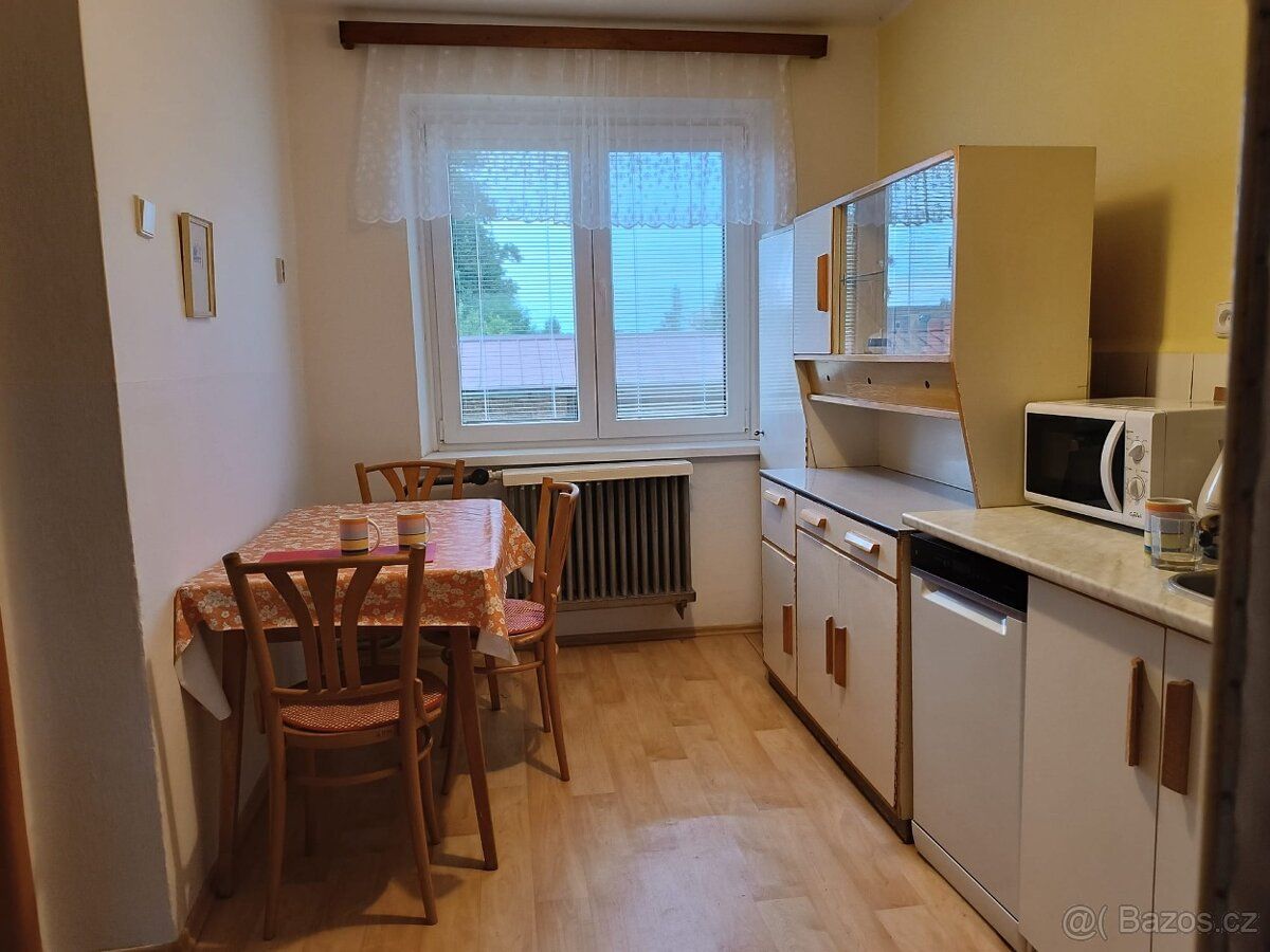 Nabízíme k dlouhodobému pronájmu rodinný dům 3+1 na okraji P