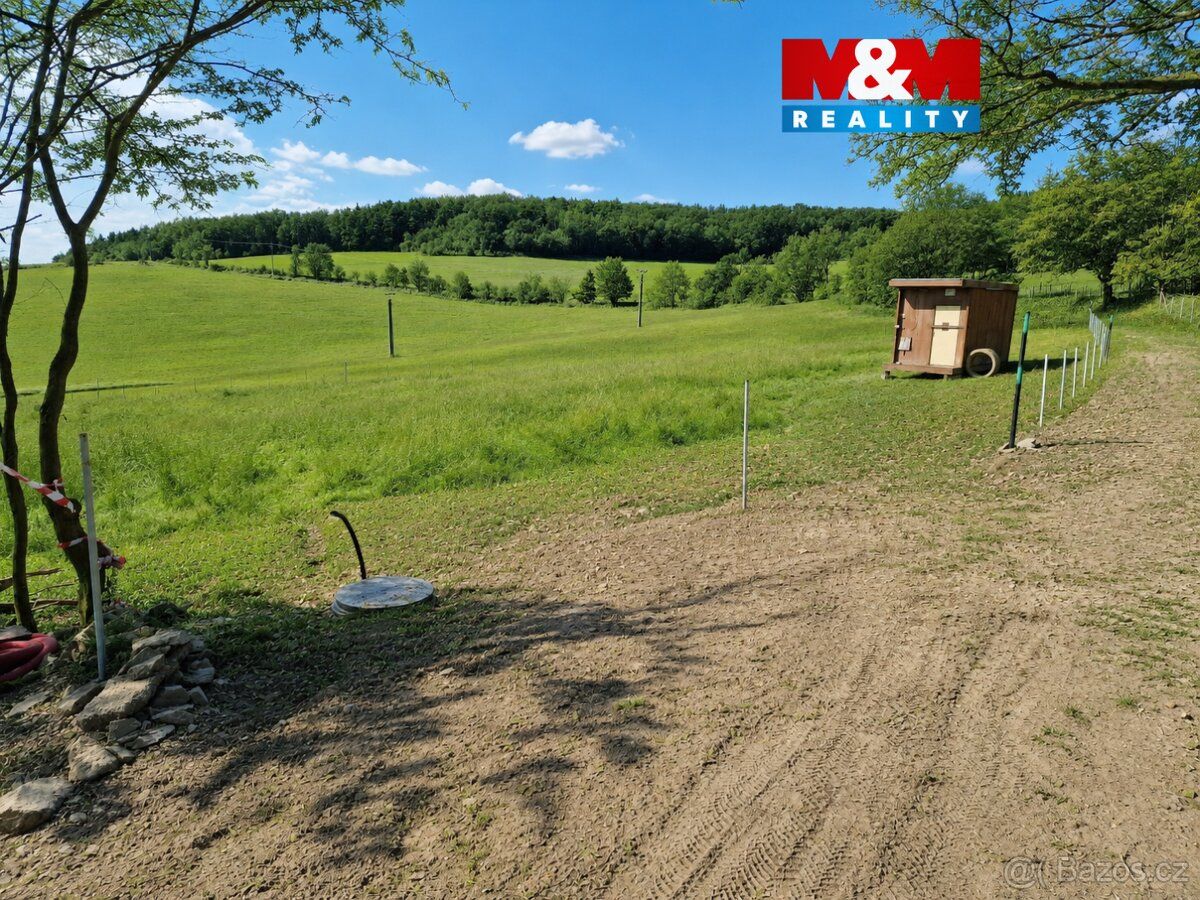 K pronájmu pozemek o výměře 7 761 m² v obci Petrov. Mírný zá