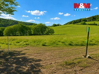 K pronájmu pozemek o výměře 7 761 m² v obci Petrov. Mírný zá
