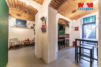 Zavedený bar na Vinohradech k převzetí – kompletně vybavený 