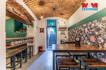 Zavedený bar na Vinohradech k převzetí – kompletně vybavený 