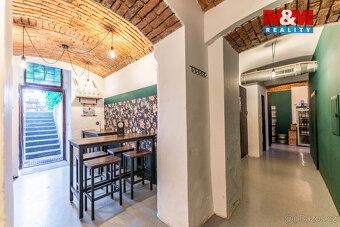 Zavedený bar na Vinohradech k převzetí – kompletně vybavený 