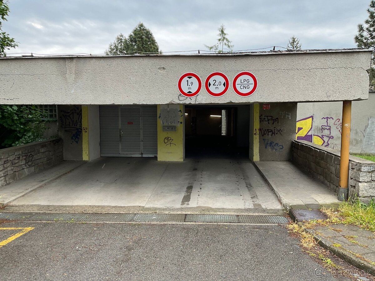 Nabízím k pronájmu vnitřní garáž v Olomouci na ulici Alberto