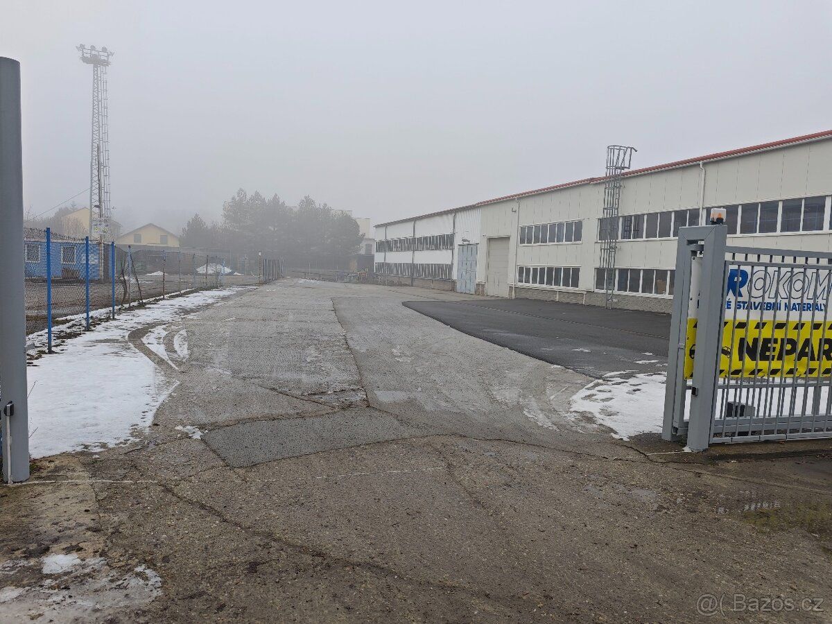 NENÍ MOŽNÉ PARKOVÁNÍ PRO KAMIONY.
Nabízíme k pronájmu zpevně