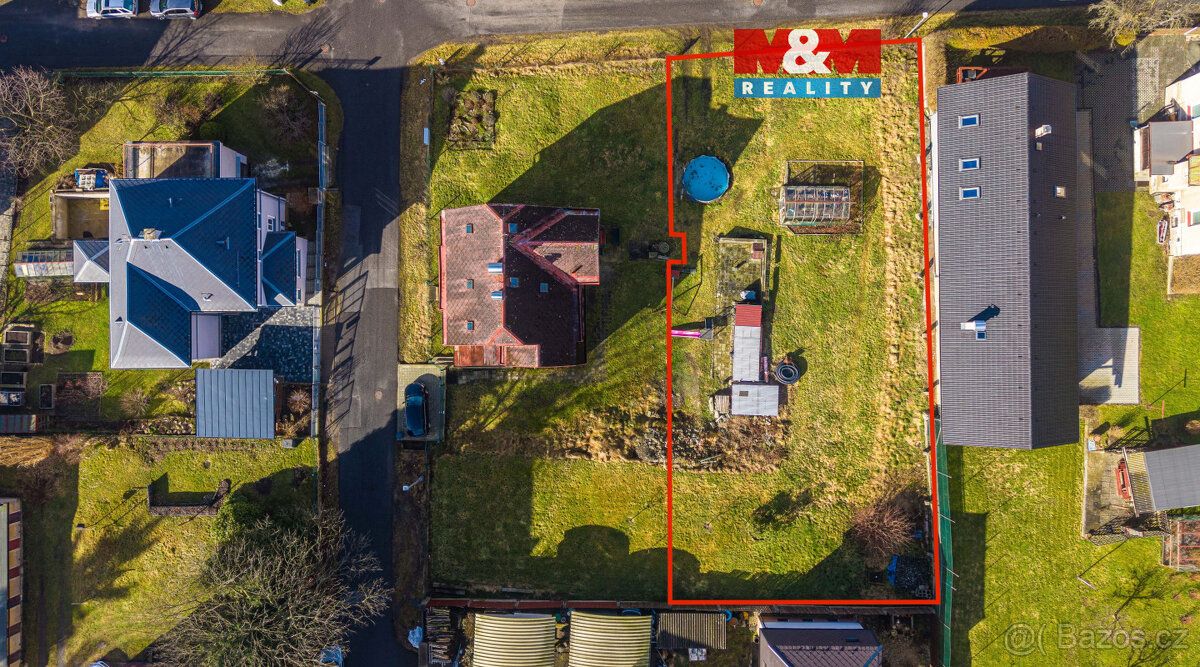 Prodej pozemku k bydlení 800 m² v centru obce Stráž nad Niso