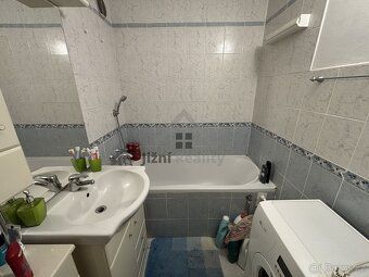 Nabízíme k podeji zrekonstruovaný byt o velikosti 3+1 (původ