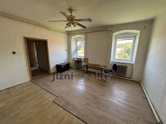 Nabízíme Vám k podeji obrovský byt o velikosti 2+1, 98 m2, v