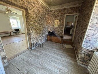 Nabízíme Vám k podeji obrovský byt o velikosti 2+1, 98 m2, v