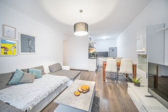 Hledáte moderní bydlení, které kombinuje komfort novostavby 