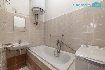 Nabízíme k prodeji prostorný byt o dispozici 2+1 a podlahové