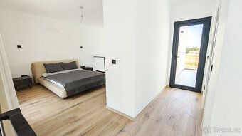 O nemovitosti
Prostorný dvoupokojový apartmán s vysokými str