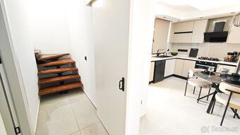 O nemovitosti
Prostorný dvoupokojový apartmán s vysokými str