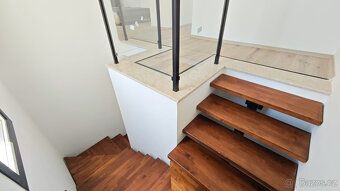 O nemovitosti
Prostorný dvoupokojový apartmán s vysokými str